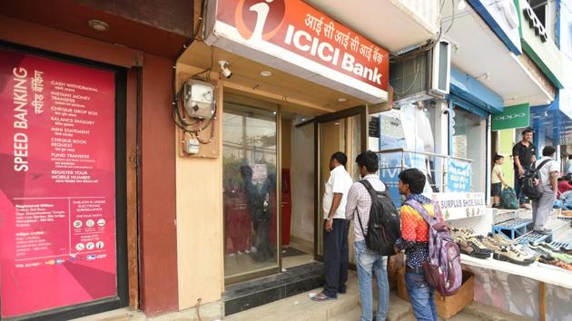 Lines outside ATMs have become shorter. (Virendra Singh Gosain/HT PHOTO) Lines outside ATMs have become shorter. (Virendra Singh Gosain/HT PHOTO)