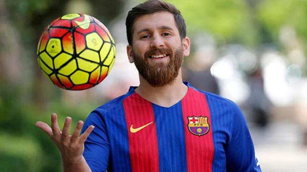 Reza Parastesh, a doppelganger of FC Barcelona footballer Lionel Messi, poses for a picture in a street in Tehran.(AFP/Getty Images)