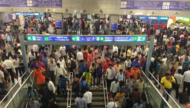 A view of a crowded Rajiv Chowk station. The government has decided to increase the Delhi Metro fares.(Saumya Khandelwal/HT PHOTO)