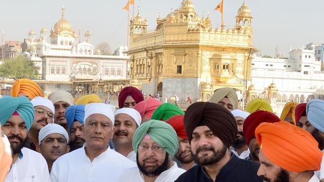 Punjab chief minister Captain Amarinder Singh, Punjab Congress president Sunil Jakhar, Punjab local bodies minister Navjot Singh Sidhu and other cabinet members paying obeisance at Golden Temple, Amritsar on Monday. (Sameer Sehgal/HT Photo)