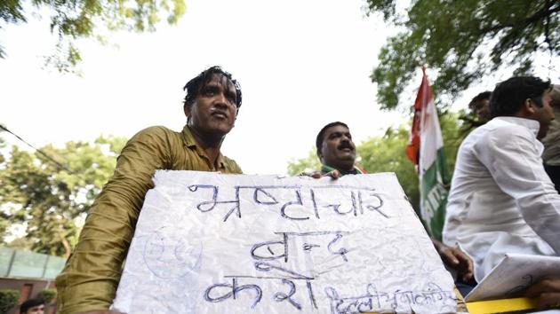 Youth Congress workers and activists chant slogans against Delhi Chief Minister Arvind Kejriwal near his residence in New Delhi yesterday. (Burhaan Kinu/HT PHOTO) Youth Congress workers and activists chant slogans against Delhi Chief Minister Arvind Kejriwal near his residence in New Delhi yesterday. (Burhaan Kinu/HT PHOTO)