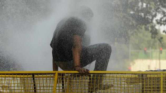 Police used water canon on Youth Congress workers and activists who tried marching towards Delhi Chief Minister Arvind Kejriwal's residence after Kapil Mishra accused him of accepting Rs 2 crore from a cabinet colleague. (Burhaan Kinu/HT PHOTO) Police used water canon on Youth Congress workers and activists who tried marching towards Delhi Chief Minister Arvind Kejriwal's residence after Kapil Mishra accused him of accepting Rs 2 crore from a cabinet colleague. (Burhaan Kinu/HT PHOTO)