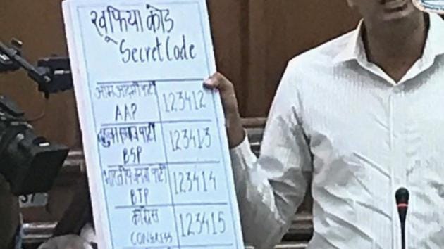 AAP MLA Saurabh Bhardwaj showing the ‘secret coding’ with which he claimed an EVM can be rigged.