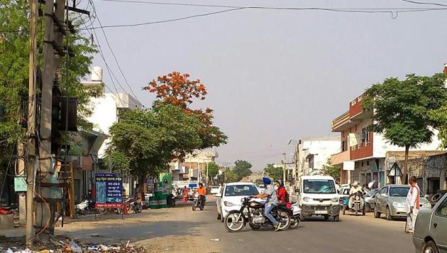The 2km stretch of the circular road in Nabha also has no traffic signals. So, pedestrians have to find their own way. (HT Photo) The 2km stretch of the circular road in Nabha also has no traffic signals. So, pedestrians have to find their own way. (HT Photo)
