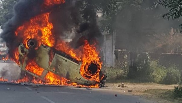 A car set on fire after Dalits clashed with police in Saharanpur, Uttar Pradesh.(HT PHOTO)