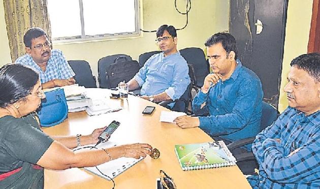 Members of the Union health ministry team, constituted to inquire into deaths during an immunisation drive in Bihar, with Muzaffarpur district health officials. (HT photo) Members of the Union health ministry team, constituted to inquire into deaths during an immunisation drive in Bihar, with Muzaffarpur district health officials. (HT photo)