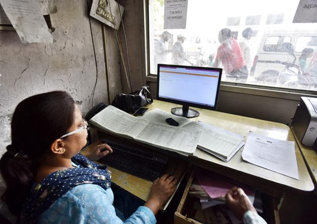 The control room at the Gurgaon civil hospital from where the movement of ambulances is tracked.(Sanjeev Verma/HT PHOTO)