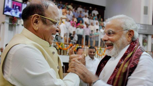 Congress’ Shankersinh Vaghela (left), Modi’s friend-turned-foe, feels the Hindutva card isn’t working as Patels are unhappy.(PTI File Photo)