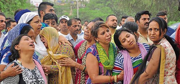 Wife, mother and Family members of the victim at the cremation ground of Manimajra . (Sant Arora/HT) Wife, mother and Family members of the victim at the cremation ground of Manimajra . (Sant Arora/HT)