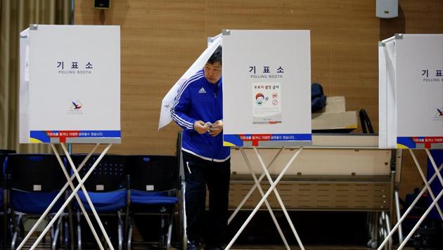 A man prepares to cast his vote at a polling station during the presidential elections in Seoul, South Korea May 9, 2017. REUTERS/Kim Kyung-hoon (REUTERS) A man prepares to cast his vote at a polling station during the presidential elections in Seoul, South Korea May 9, 2017. REUTERS/Kim Kyung-hoon (REUTERS)