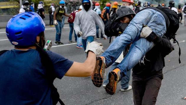 Opposition marchers who tried to move into downtown Caracas from several points clashed with security forces for several hours on Monday and are keeping the capital’s main avenues blockaded. (FEDERICO PARRA / AFP)