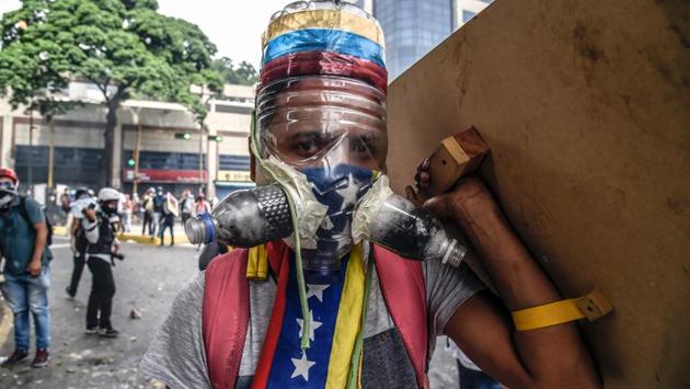 The marchers initially attempted to reach the office of Education Minister Elias Jaua in downtown Caracas, but the processions degenerated into violent confrontations after the anti-government throng came up against a cordon set up by the National Guard and the police, blocking their route. (JUAN BARRETO /AFP)