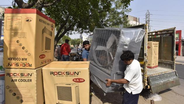 At 44.8 degree Celsius, Gurgaon recorded the highest temperature of this season recently with demand for coolers and air conditioners rising exponentially.  (Sanjeev Verma/HT PHOTO) 