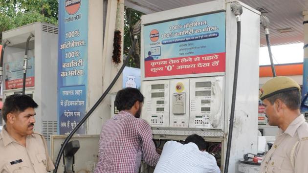 Cops at the fuel station. (Deepak Gupta/ HT Photo) Cops at the fuel station. (Deepak Gupta/ HT Photo)