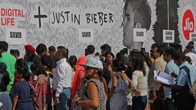 People didn’t mind waiting in scorching sun to catch a glimpse of the star. (Satyabrata Tripathy/ HT PHOTO) 