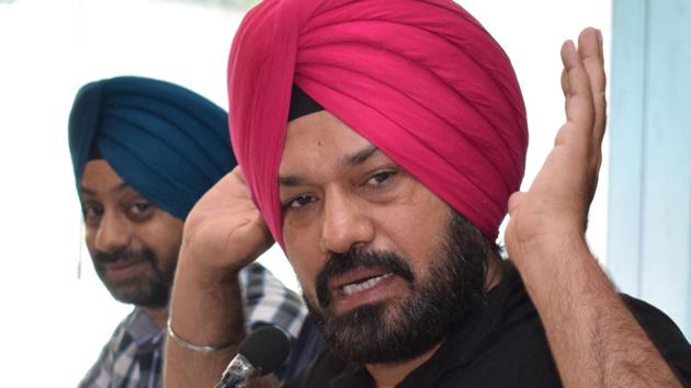 Actor-turned-politician Gurpreet Singh Waraich ‘Ghuggi’ announcing his resignation from the AAP at a press conference in Chandigarh on Wednesday May 10.(Sikander Singh Chopra/HT)
