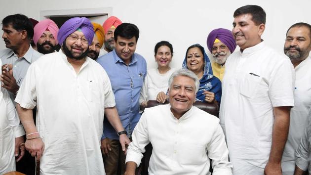 Punjab Congress president Sunil Jakhar taking over is new position in the presence of Punjab chief minister Captain Amarinder Singh, Punjab power minister Rana Gurjit Singh, former Union minister Preneet Kaur , Congress general secretary in-charge for Punjab Asha Kumari and other party leaders at Punjab Congress Bhawan, Sector 15, in Chandigarh on Wednesday. (Keshav Singh/HT Photo) Punjab Congress president Sunil Jakhar taking over is new position in the presence of Punjab chief minister Captain Amarinder Singh, Punjab power minister Rana Gurjit Singh, former Union minister Preneet Kaur , Congress general secretary in-charge for Punjab Asha Kumari and other party leaders at Punjab Congress Bhawan, Sector 15, in Chandigarh on Wednesday. (Keshav Singh/HT Photo)