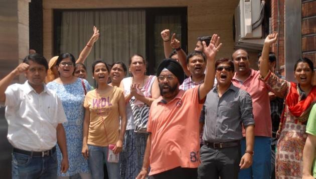 The protesters, who belonged from 50 families and consisted some elderly, staged a demonstration outside Divine Meadows director Rajeev Sharma’s Sector 19 residence, demanding basic civic amenities in their high-end apartment complex. (Ishwar Chand/ HT photo) The protesters, who belonged from 50 families and consisted some elderly, staged a demonstration outside Divine Meadows director Rajeev Sharma’s Sector 19 residence, demanding basic civic amenities in their high-end apartment complex. (Ishwar Chand/ HT photo)