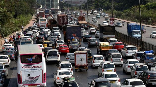 With thousands heading towards the venue, there were traffic snarls on the Sion-Panvel highway. (Bachchan Kumar / HT PHOTO) 