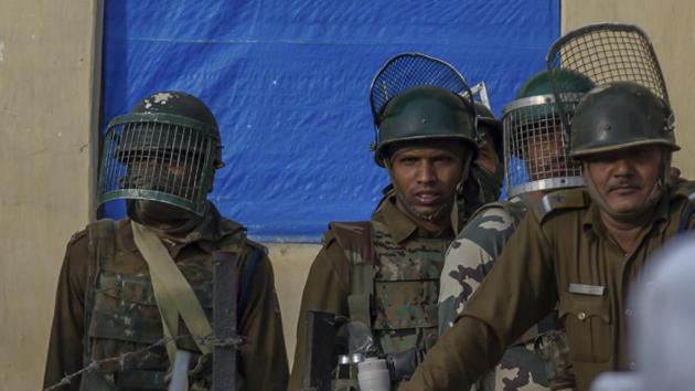 Thousands turned up for the Jammu and Kashmir police recruitment drive in Kashmir.(AP File Photo)