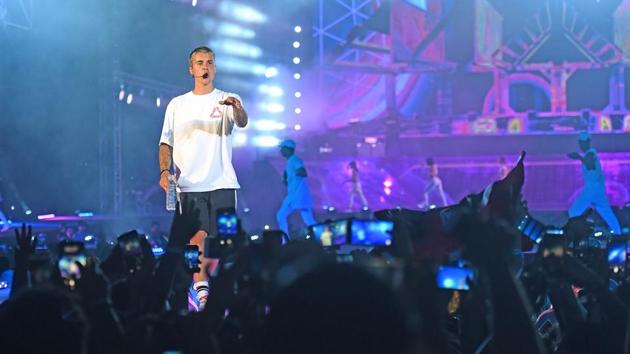 The singer performs an unplugged version of his hit ‘Cold Water’. (Pratik Chorge/HT Photo) 