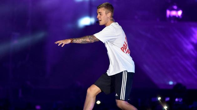 Bieber welcomed 100 underprivileged kids he gave free tickets to on to the stage.  (Pratik Chorge/HT Photo) 