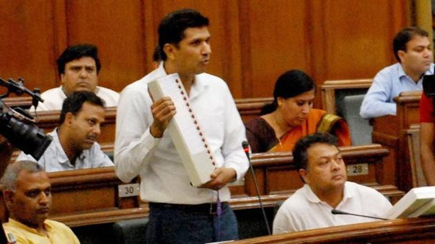 AAP MLA from Greater Kailash Saurabh Bharadwaj demonstrates how an EVM can be manipulated at the special Delhi Assembly session convened by chief minister Arvind Kejriwal.(PTI)
