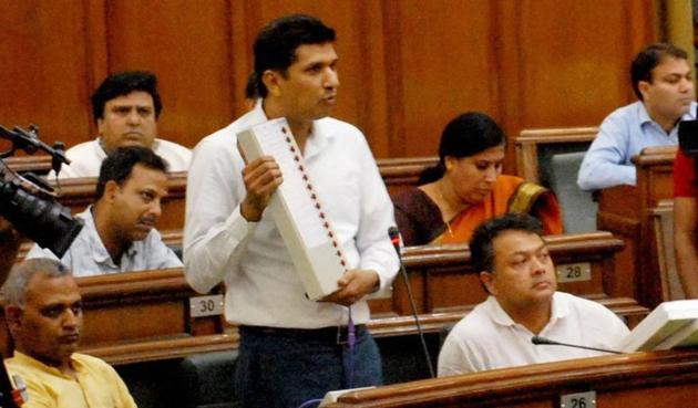 AAP MLA from Greater Kailash with a replica of an EVM in Delhi assembly on May 9.(AP)
