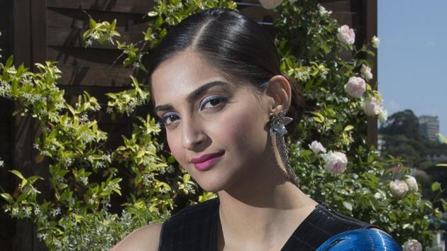 Sonam Kapoor‘s look from last year where she experimented with aqua blue eyeliner. (AP) Sonam Kapoor‘s look from last year where she experimented with aqua blue eyeliner. (AP)