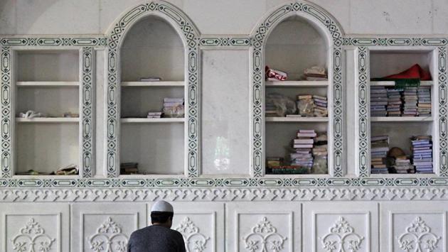 According to rough estimates, the dargah gets 80,000 visitors a week. (Satyabrata Tripathy/HT Photo) 