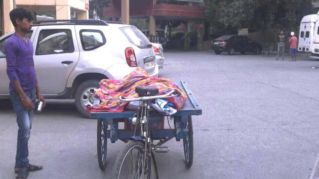 Lal Singh’s body on a cart at civil hospital, Jalandhar. (HT Photo) Lal Singh’s body on a cart at civil hospital, Jalandhar. (HT Photo)