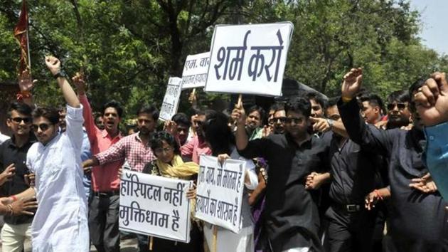 Residents protest against the health minister after the death of a baby at Indore’s MY Hospital, in Bhopal. (HT File Photo) Residents protest against the health minister after the death of a baby at Indore’s MY Hospital, in Bhopal. (HT File Photo)