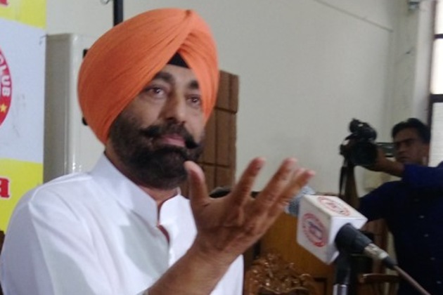 AAP MLA Sukhpal Singh Khaira addressing a press conference in Jalandhar (HT Photo) AAP MLA Sukhpal Singh Khaira addressing a press conference in Jalandhar (HT Photo)