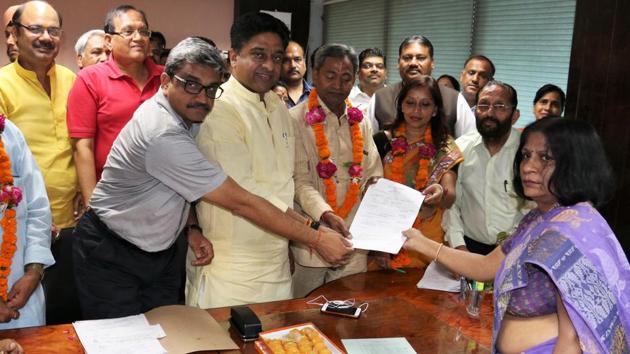 BJP councillor from Rohini, Preeti Aggarwal, (garlanded) who filed nomination for the post of mayor of North Delhi Municipal Corporation on Thursday, is likely to be elected unopposed on May 18.(Handout)