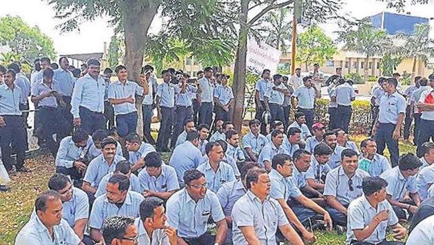 Workers outside the General Motors Halol plant protest outside the factory against the company’s retire or relocate order.(HT File Photo) Workers outside the General Motors Halol plant protest outside the factory against the company’s retire or relocate order.(HT File Photo)