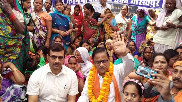BJP MLA Radha Mohan Das staging a sit-in against unlicensed liquor shops in Gorakhpur on Wednesday. (HT Photo) BJP MLA Radha Mohan Das staging a sit-in against unlicensed liquor shops in Gorakhpur on Wednesday. (HT Photo)