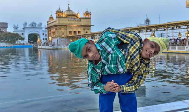 Conjoined twins Sohna-Mohna from Pingalwara, Amritsar, paying obeisance at Golden Temple. (Gurpreet Singh/HT Photo) Conjoined twins Sohna-Mohna from Pingalwara, Amritsar, paying obeisance at Golden Temple. (Gurpreet Singh/HT Photo)