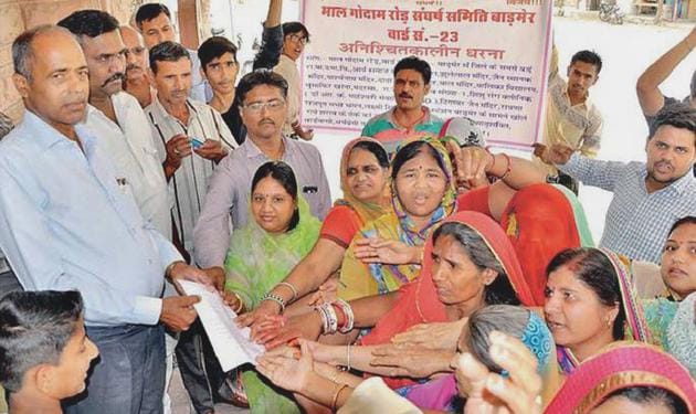Citizens protest against a liquor shop near a girls school in Barmer in Rajasthan.(HT Photo)