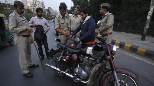 The exercise is conducted from 7:30pm to 9pm, after which the police team leaves for night patrolling. (Sunil Ghosh/HT Photo) The exercise is conducted from 7:30pm to 9pm, after which the police team leaves for night patrolling. (Sunil Ghosh/HT Photo)