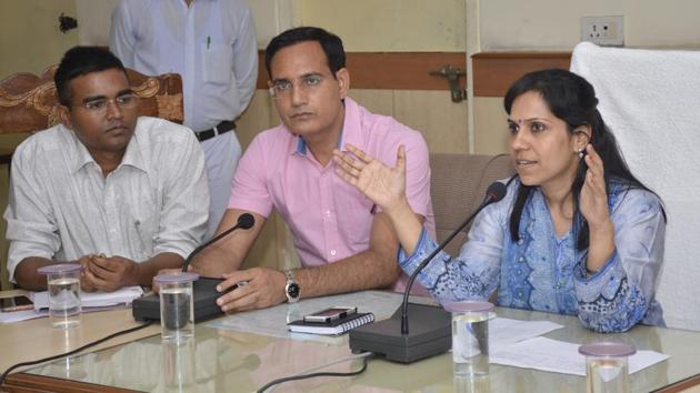 Ghaziabad DM Ministhy S (right) said that the issue of 'arbitrary' fee hike will now be decided by the newly formed state level committee. (Sakib Ali/HT Photo) Ghaziabad DM Ministhy S (right) said that the issue of 'arbitrary' fee hike will now be decided by the newly formed state level committee. (Sakib Ali/HT Photo)