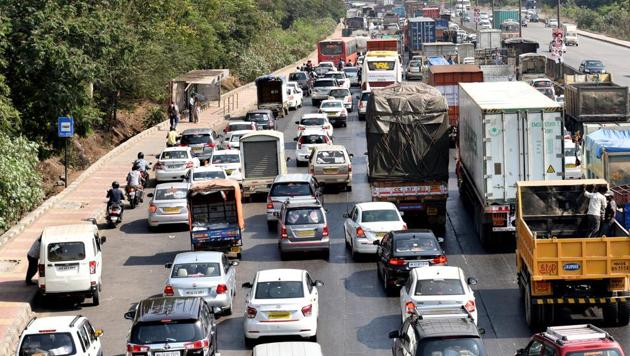 Traffic congestion on Sion Panvel highway at Near Juinagar in Navi Mumbai on Wednesday. (Bachchan Kumar) Traffic congestion on Sion Panvel highway at Near Juinagar in Navi Mumbai on Wednesday. (Bachchan Kumar)