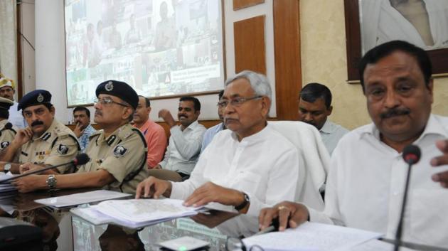 Bihar chief minister Nitish Kumar holding a review meeting with senior officials in Patna on Wednesday. (AP Dube/HT photo)
