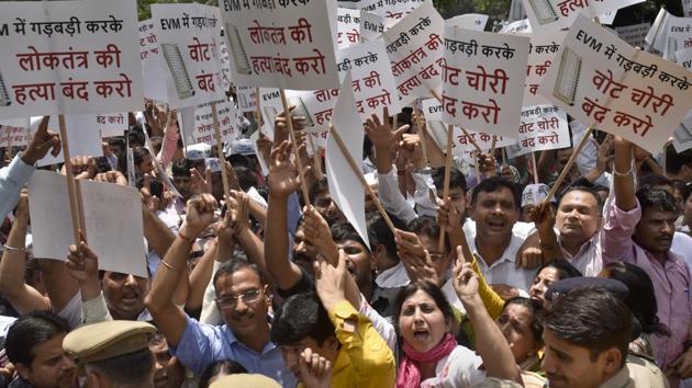AAP supporters protest against EVM tampering outside Election Commission of India's office in New Delhi on Thursday. (Sushil Kumar/HT PHOTO) AAP supporters protest against EVM tampering outside Election Commission of India's office in New Delhi on Thursday. (Sushil Kumar/HT PHOTO)