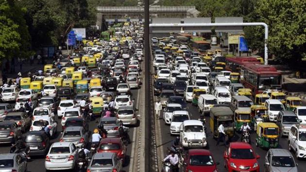 As a desperate and emergency measure, the Delhi government introduced the road rationing measure as a trial for 15 days in January 2016. and then again in April 2016.(Ravi Choudhary/ Hindustan Times) As a desperate and emergency measure, the Delhi government introduced the road rationing measure as a trial for 15 days in January 2016. and then again in April 2016.(Ravi Choudhary/ Hindustan Times)