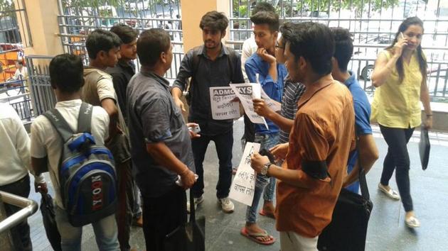 On Wednesday, the first day when the new fares kicked in, the group went to about 50 metro stations and tied black bands on the arms of commuters and asked them to join the movement on Saturday. (HT Photo) On Wednesday, the first day when the new fares kicked in, the group went to about 50 metro stations and tied black bands on the arms of commuters and asked them to join the movement on Saturday. (HT Photo)