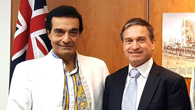 Dheeraj Kumar with Tony Huber, consul-general, Australia, in Mumbai(HT Photo)