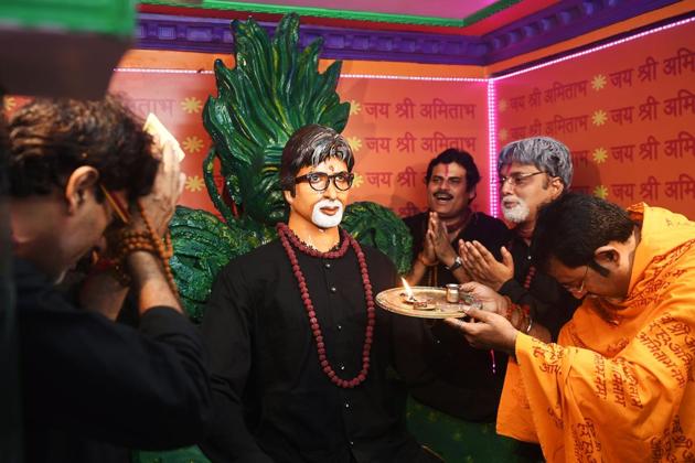Fans pray before a newly-inagurated life-sized statue of the actor inside the “Amitabh Bachhan Fan Club” in Kolkata(AFP)