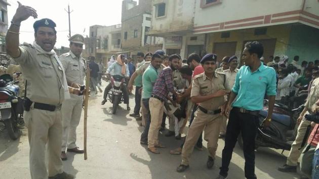 Scene at the site where the security guard fired at people in Ashoknagar,Madhya Pradesh on Friday. (HT Photo) Scene at the site where the security guard fired at people in Ashoknagar,Madhya Pradesh on Friday. (HT Photo)