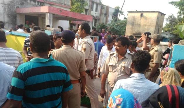 People crowd the Hajipur sadar hospital where bodies of the victims were brought on Friday. (HT photo) People crowd the Hajipur sadar hospital where bodies of the victims were brought on Friday. (HT photo)