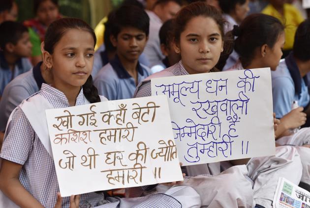 Students joined intellectuals and the parents of the 5-year-old at a sit-in outside the magistrate’s office on Friday. (Virendra Singh Gosain/HT PHOTO) Students joined intellectuals and the parents of the 5-year-old at a sit-in outside the magistrate’s office on Friday. (Virendra Singh Gosain/HT PHOTO)